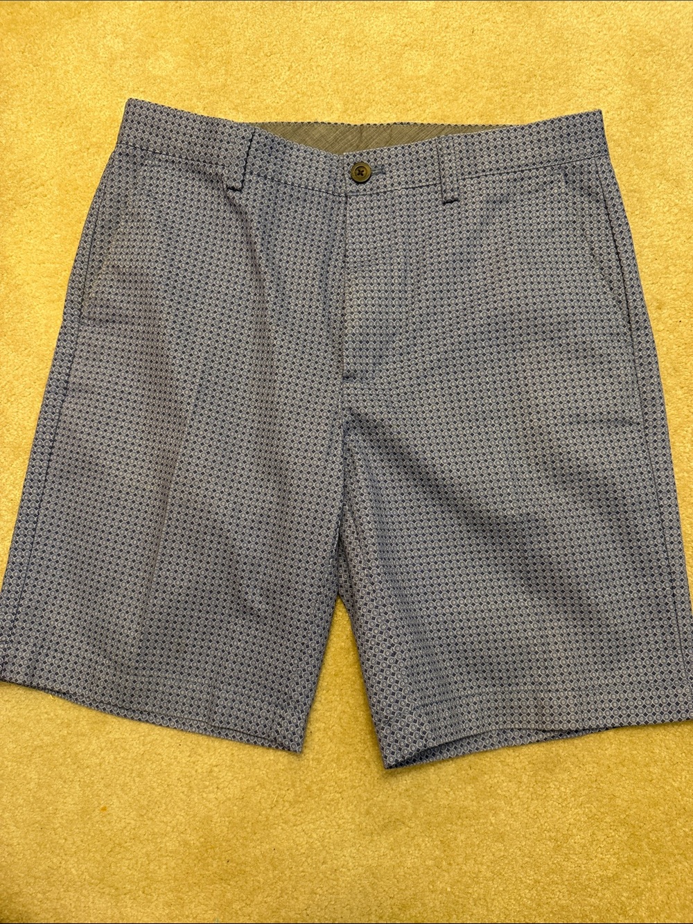 Amazon Essentials Men’s Classic Golf shorts size 32
